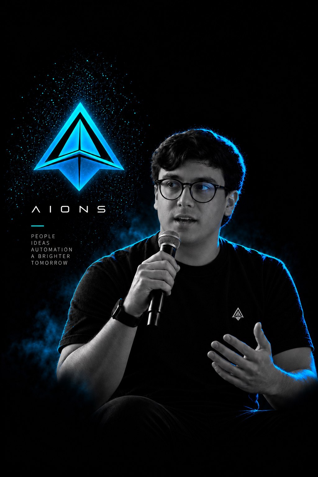 O CEO da AIONS falando ao microfone, em preto e branco com luz azul, ao lado do símbolo da AIONS e da frase "People, ideas, automation, a brighter tomorrow".